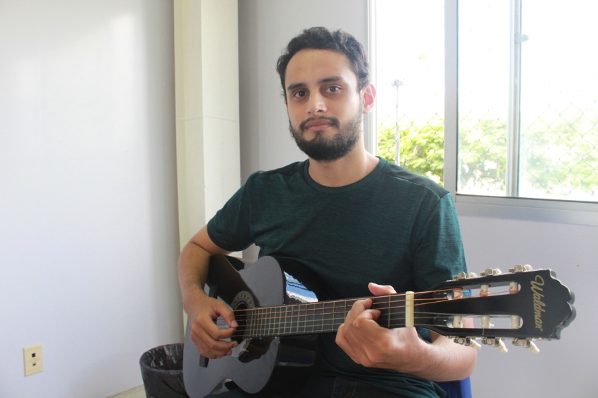Professor de música da escola, Felipe Rodrigues. Foto: Jamerson Soares (estagiário)/Ascom Semed