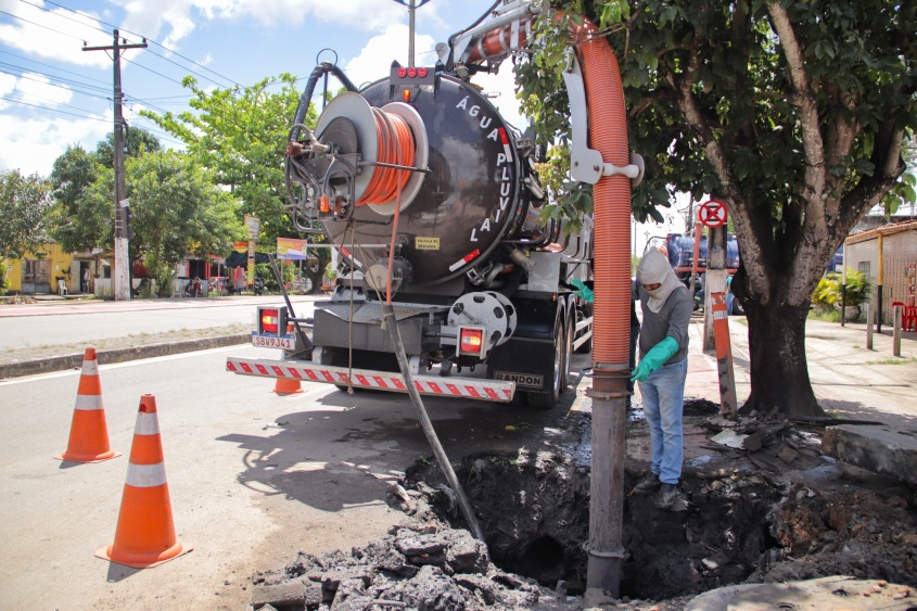 Caminhão de alta sucção e hidrojateamento. Foto: Junior Bertoldo/Secom Maceió
