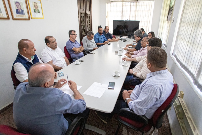 Termo de assinatura da Cessão de Uso dos veículos foi realizada na sede da SFA em Maceió (Foto: Célio Junior/Ascom Semtabes)