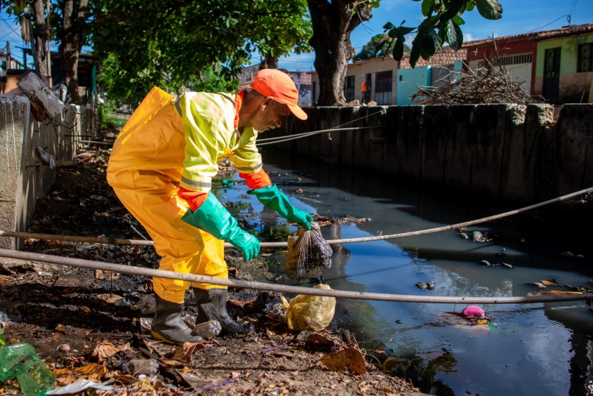 Hábito da população de descartar lixo às margens dos canais causa as obstruições que levam aos alagmentos durante as chuvas. Foto: Juliete Santos/Secom Maceió