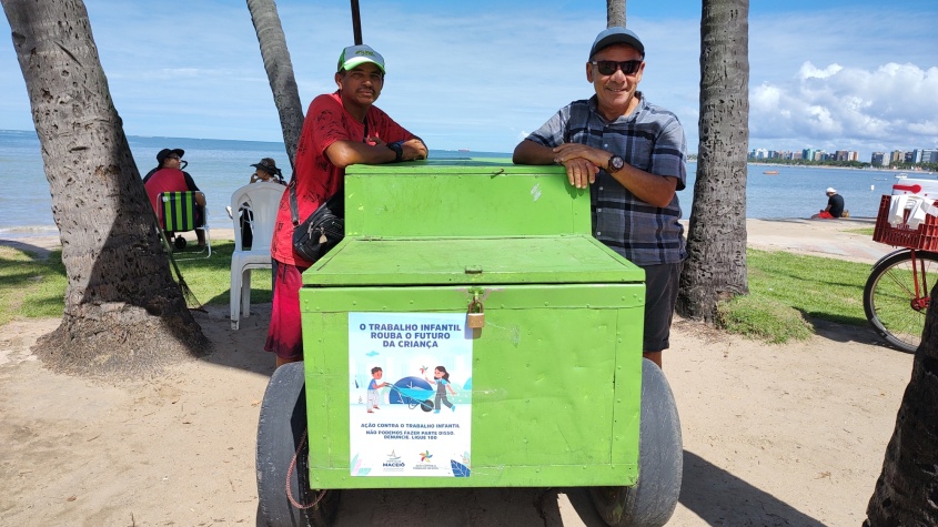 Ambulantes na orla de Maceió foram conscientizados sobre combate ao trabalho infantil. Foto: Vanessa Napoleão/Ascom Semas