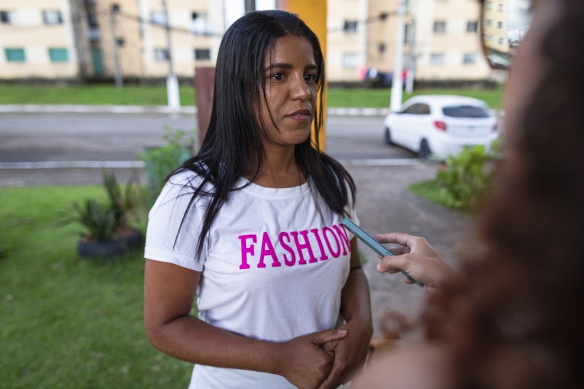 Isabela aprendeu a fazer tranças para fazer penteados em sua filha Foto: Alisson Frazão/Secom