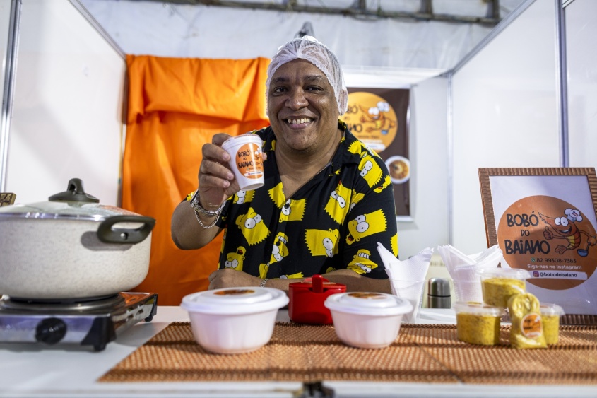 Marcos Lima (Baiano) leva para a feira bobó de camarão com farofa de dendê. Foto: Alisson Frazão/ Secom Maceió