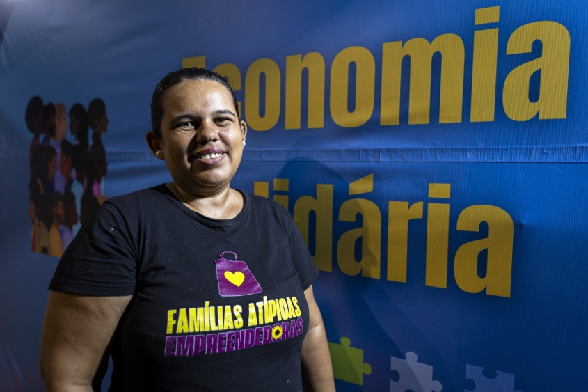 Carla Poliana vende caldos de queijo e feijão. Foto: Alisson Frazão/ Secom Maceió