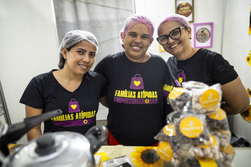 Mães atípicas vendem sobremesas como morango do amor. Foto: Alisson Frazão/ Secom Maceió