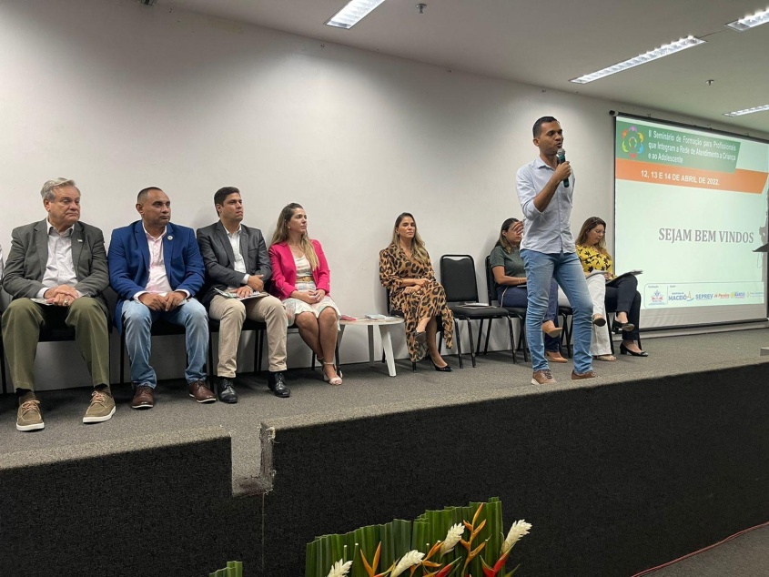 Secretário de Assistência Social de Maceió, Carlos Jorge, contou um pouco de sua história de superação . Foto: Vanessa Napoleão/Ascom Semas