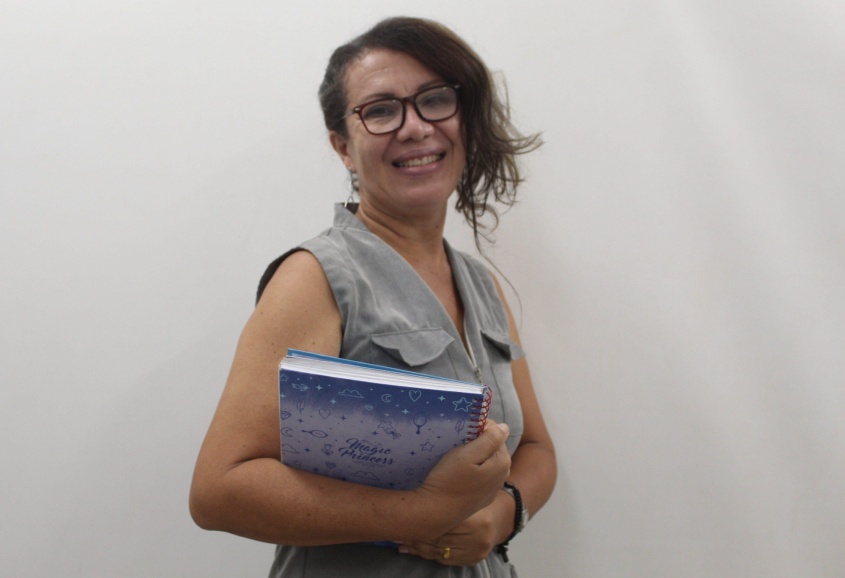 Professora Rosângela de Fátima teve a ideia de adaptar músicas da internet em sala de aula para motivar os alunos às atividades. Foto: Jamerson Soares/Ascom Semed