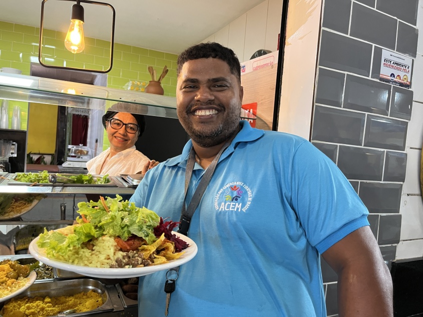 Quando está pelo Jaraguá, Alessandro vai ao mercado aproveitar a gastronomia local (Foto: Tatiane Gomes/Ascom Semtabes)