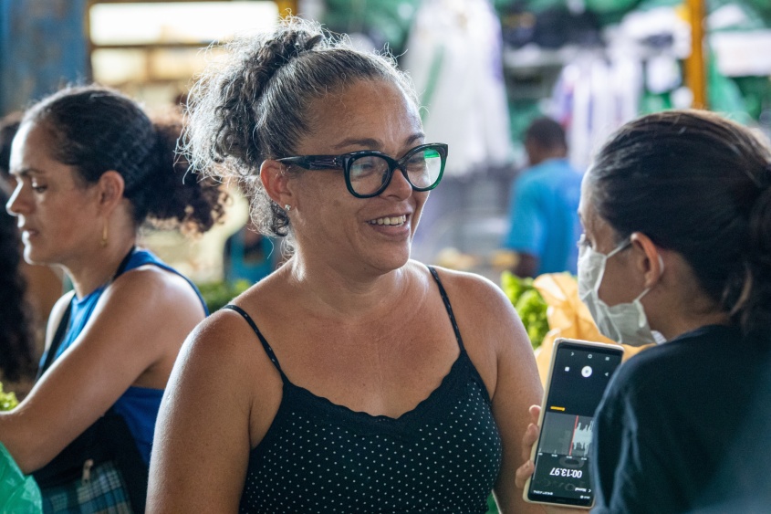 Soraia trabalha há 36 anos comercializando verduras e legumes no Mercado da Produção. Foto: Célio Junior/Secom Maceió
