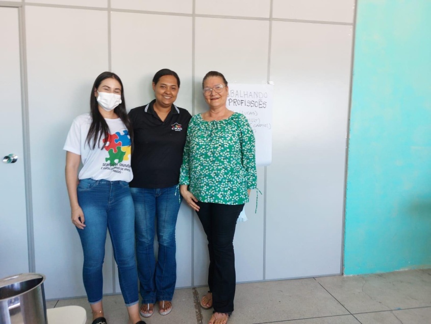 Servidores do equipamento social foram convidados para compartilhar informações com a garotada. (Foto Cras Área Lagunar)