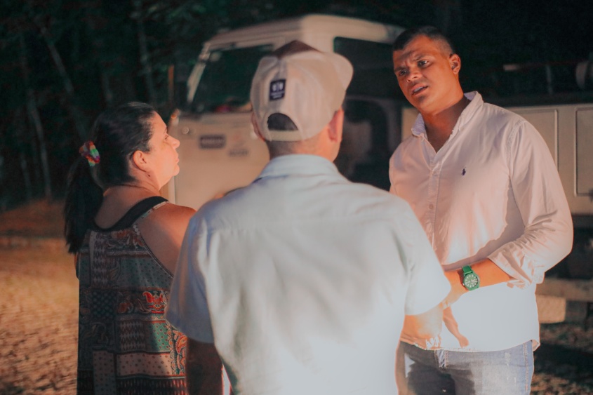Sheyla e Beto acompanharam a equipe da Sima durante alguns serviços no residencial. Foto: Carol Cordeiro/Ascom Sima