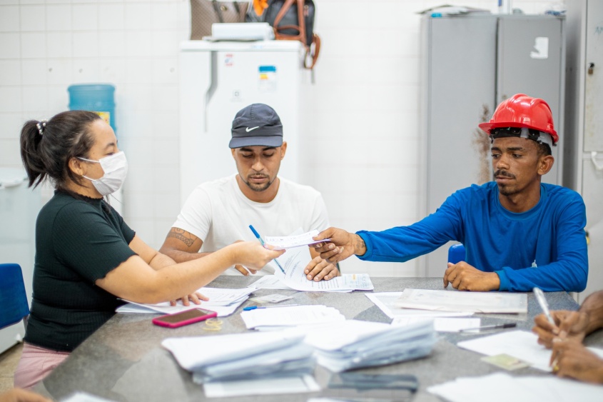Força tarefa para entrega dos cheques está acontecendo nos abrigos provisórios. Foto: Célio Júnior/Secom Maceió