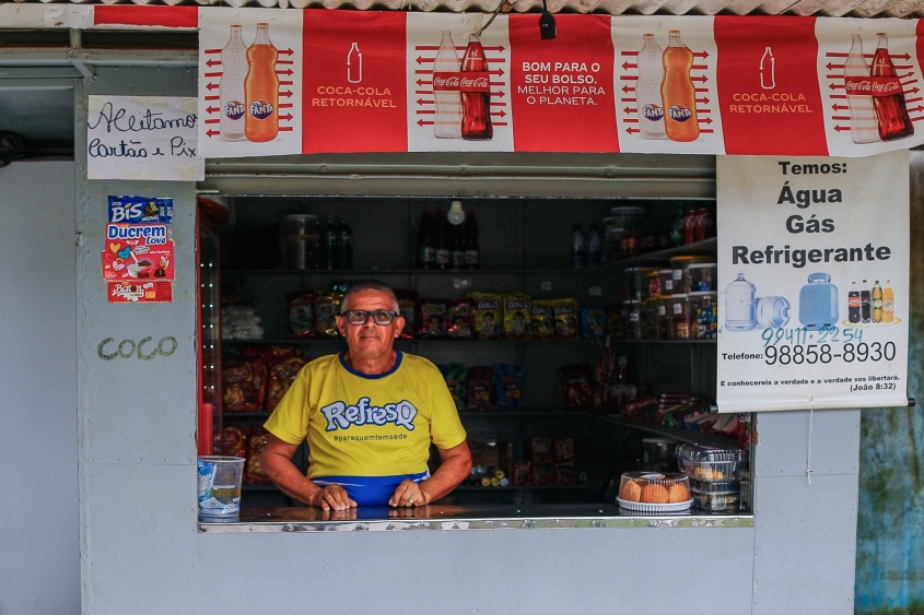 Geraldo Santos já comemora as melhorias que a obra vai trazer para o seu comércio. Foto: Alisson Frazão
