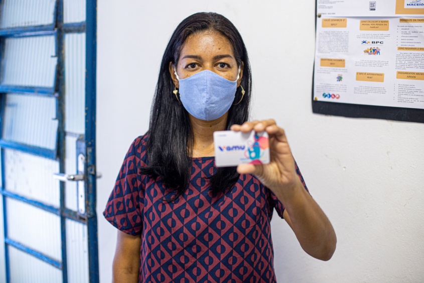 Tassiana Maria, 31 anos, mora na Cidade Universitária e recebeu o cartão do auxílio-transporte nesta terça (13). Foto: Célio Júnior/Secom Maceió