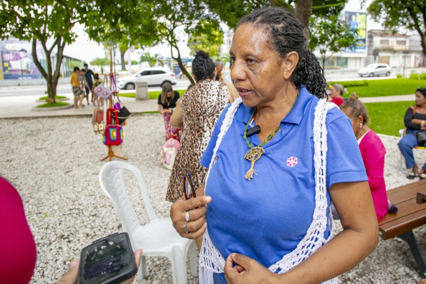 Desde os oito anos, Francisca Cardeal, 56, carrega uma história com o crochê. Foto: Allan Cesar