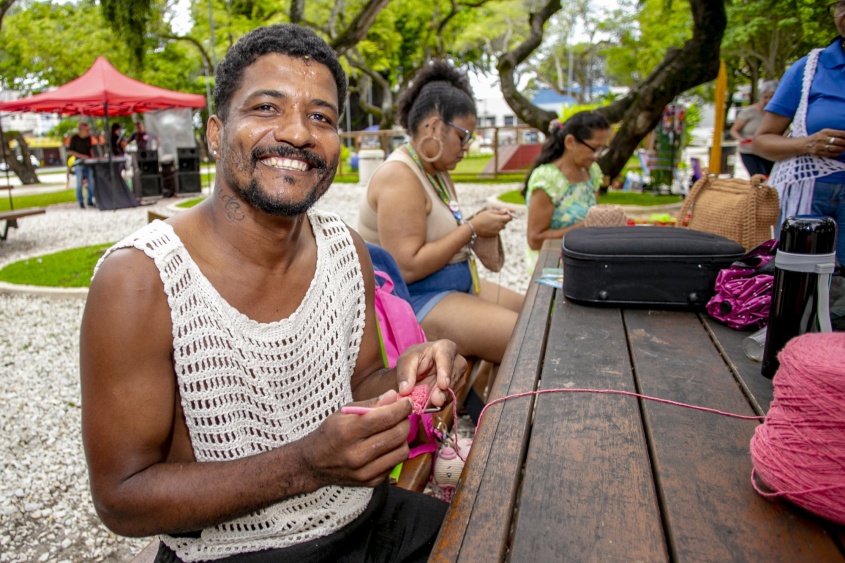 Anderson: de modelo que desfilava as peças, passou a artesão apaixonado pelo crochê.  Foto: Allan Cesar