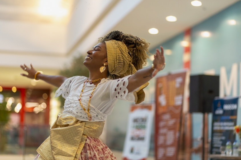 Luh se emociona ao se apresentar na abertura da exposição. Foto: Alisson Frazão/Secom Maceió