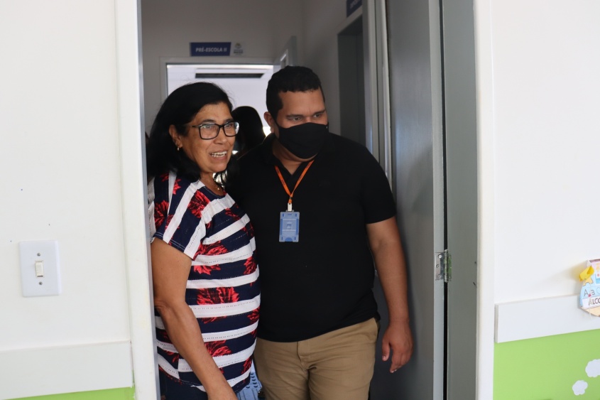 Diretora do CMEI Martha Bernardes, Vera Lúcia com o assessor de gabinete, Nicholas Pires. Foto: Jamerson Soares (estagiário)/Ascom Semed