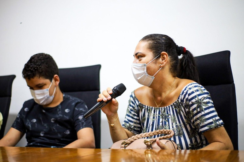 Ladivane Cassiano recebeu a carteira do filho, Luiz Eduardo, de 14 anos. Foto: Caroline Cordeiro/GVP