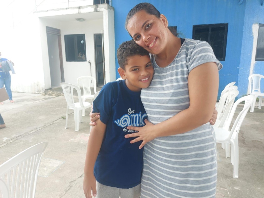 Danielle e seu filho Miguel realizaram o cadastro para confecção da carteira. Foto: Luiz Felipe Pimentel (estagiário)/Ascom Semas
