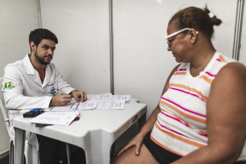 Dr. Maycon durante atendimento no Brota na Grota. Foto: Alisson Frazão/ Secom Maceió