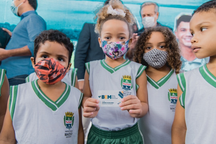 Famílias dos alunos já podem verificar os pagamentos e ter acesso ao calendário de transferência do benefício. Foto: Edvan Ferreira / Secom Maceió
