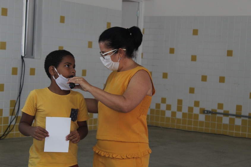 Coordenadora do CREAS, Simone Cavalcante, conversou com estudantes. Foto: Lílian Santos (estagiária)/Ascom Semed