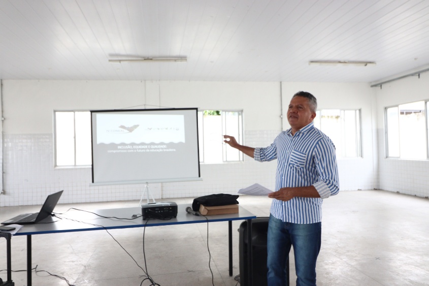 Ademir Oliveira coordenou os trabalhos na Escola Municipal Jayme de Altavila. Foto: Nathália Luisa/Ascom Semed