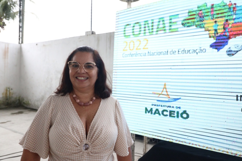 Técnica pedagógica da Semed, Isabel Melo, coordenou o evento na Escola Municipal Pompeu Sarmento, no Barro Duro. Foto: Nathália Luisa/Ascom Semed