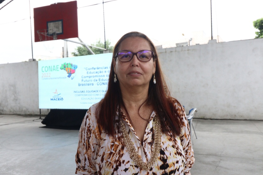 Técnica da Semed e palestrante da conferência, Cheila Vasconcelos, que ocorreu na Escola Municipal Pompeu Sarmento, no Barro Duro. Foto: Nathália Luisa/Ascom Semed