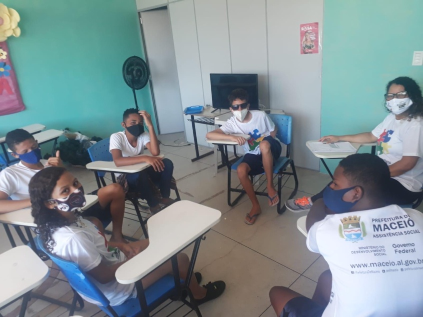 Adolescentes participaram de roda de conversa sobre prevenção à gravidez na adolescência. Foto: Cras Área Lagunar.