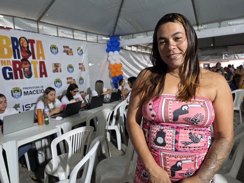Andressa Maria produz laços e também  fez a inscrição no Banco da Mulher. Foto: Beto Macário/ Secom Maceió