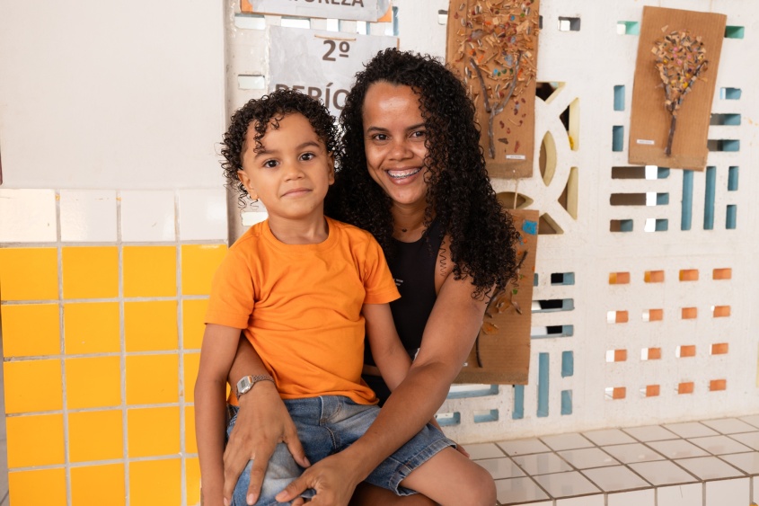 Ryan Guilherme e a mãe Poliane Domingos. Foto: Victor Vercant/Secom Maceió