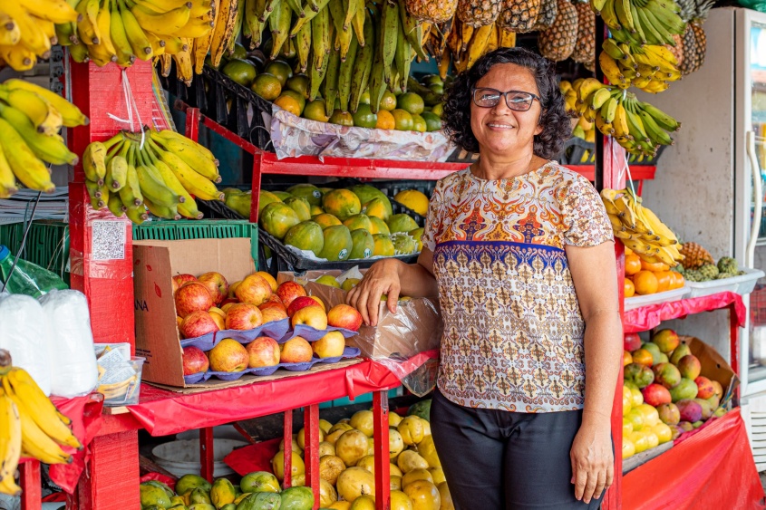 De geração em geração, Fábia Pereira decidiu seguir a profissão da mãe e juntas comercializam na Feira da Jatiúca. Foto: Célio Junior/Secom Maceió