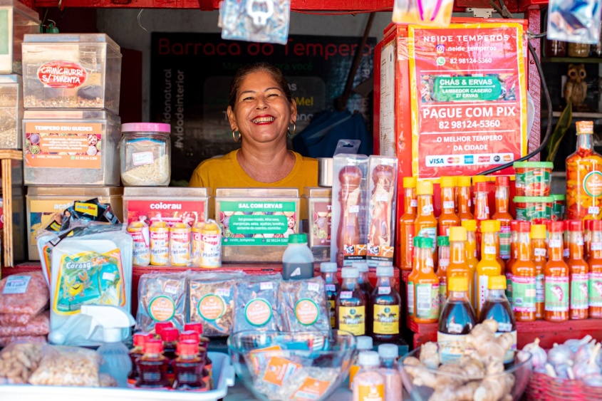 Na banca da Neide, na Feira da Jatiúca, ela e o marido trabalham garantindo renda para a família. Foto: Célio Junior/Secom Maceió