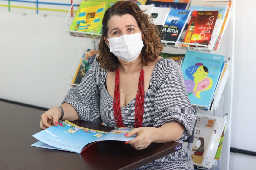Coordenadora editorial da Revista Saberes Docente, Regina Buarque. Foto: Pâmela de Oliveira (estagiária)/Ascom Semed