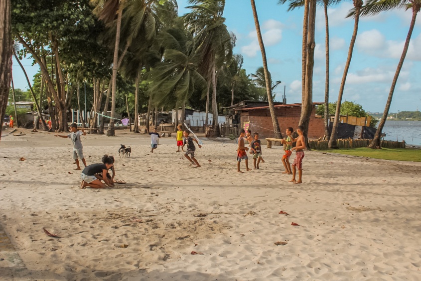 Crianças brincando em área revitalizada na orla lagunar (Foto: Barbara Wanderley/Secom Maceió)