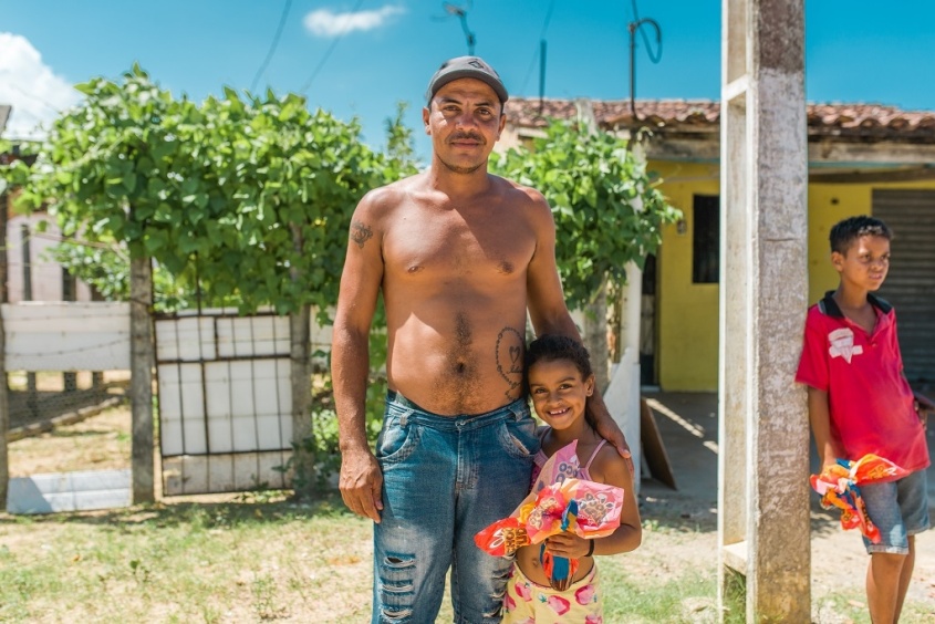 Auxiliar de serviços gerais, Josenildo Nascimento com o filho. Foto: Gabriel Moreira/Secom Maceió