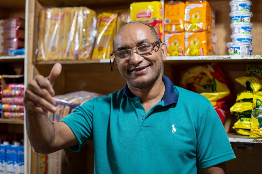 José Laurindo trabalha há 35 anos no Mercado da Produção e aconta que nunca tinha visto uma obra deste tipo acontecendo (Foto: Célio Junior/Secom Maceió)