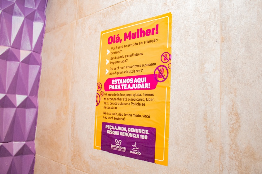 Material informativo foi adesivado em locais visíveis para que mulheres saibam como denunciar casosde importunação. Foto: Bárbara Wanderley/Secom Maceió