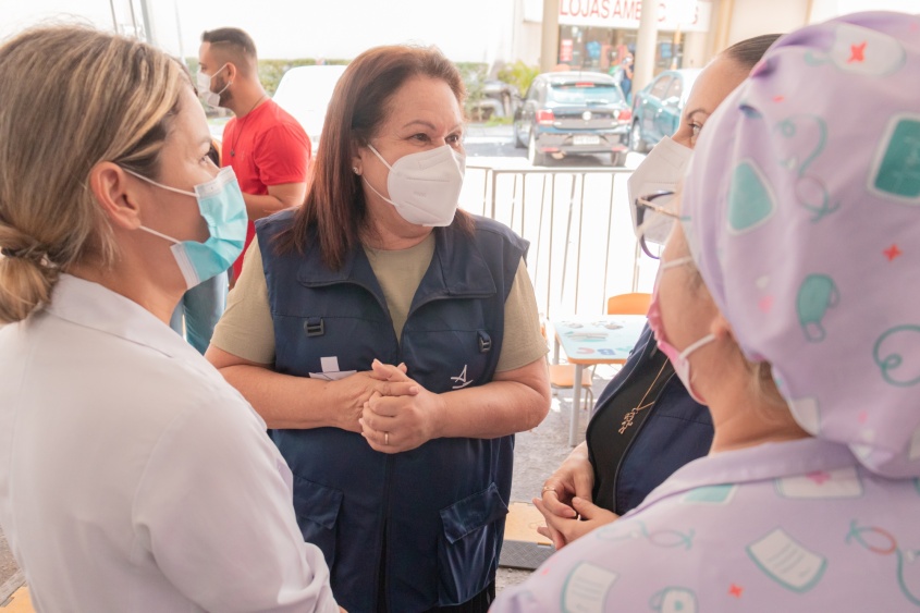 A secretária municipal de Saúde, Célia Fernandes, lembra que a máscara protege não apenas quem a usa, mas também os que estão a sua volta. Foto: Victor Vercant