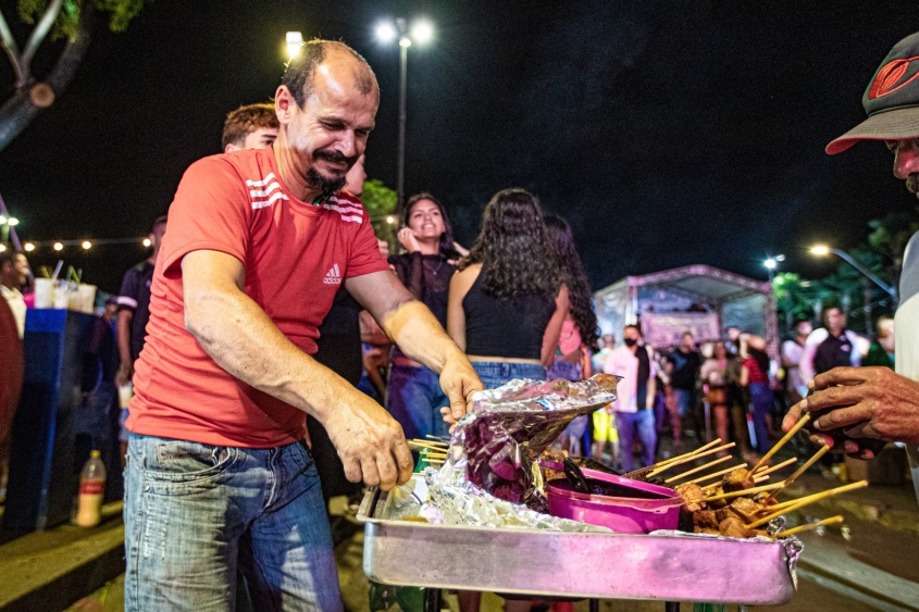Comerciantes informais foram isentos de pagar a taxa e conseguiram renda extra. Foto: Célio Júnior / Secom Maceió