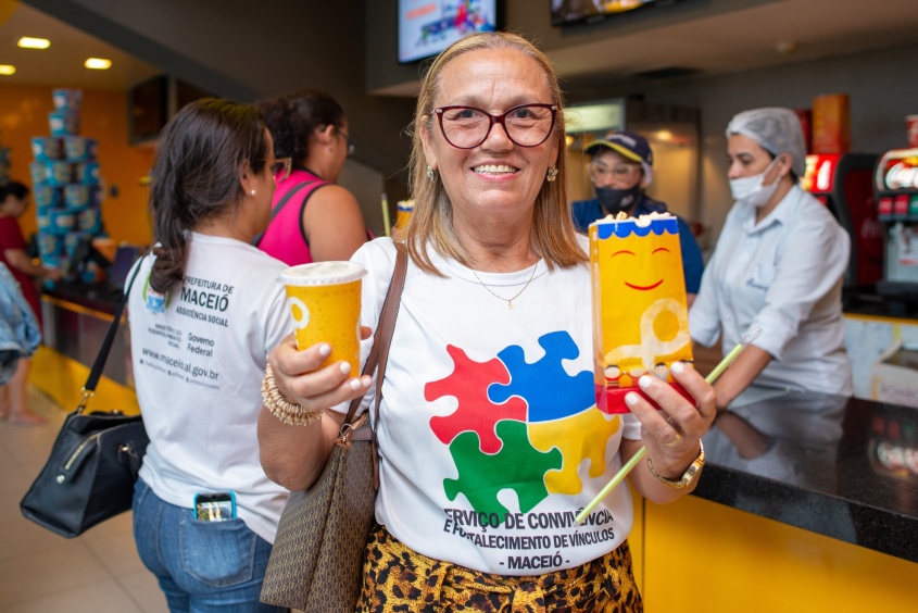 Dona Renne Silva, 59 anos, amou o passeio. Foto: Juliete Santos/Secom Maceió