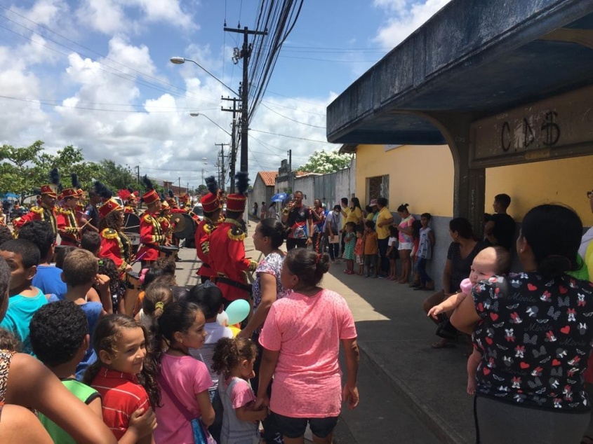Pequenos desfilaram nas ruas do Benedito Bentes com a banda fanfarra. Foto: Cras Selma Bandeira