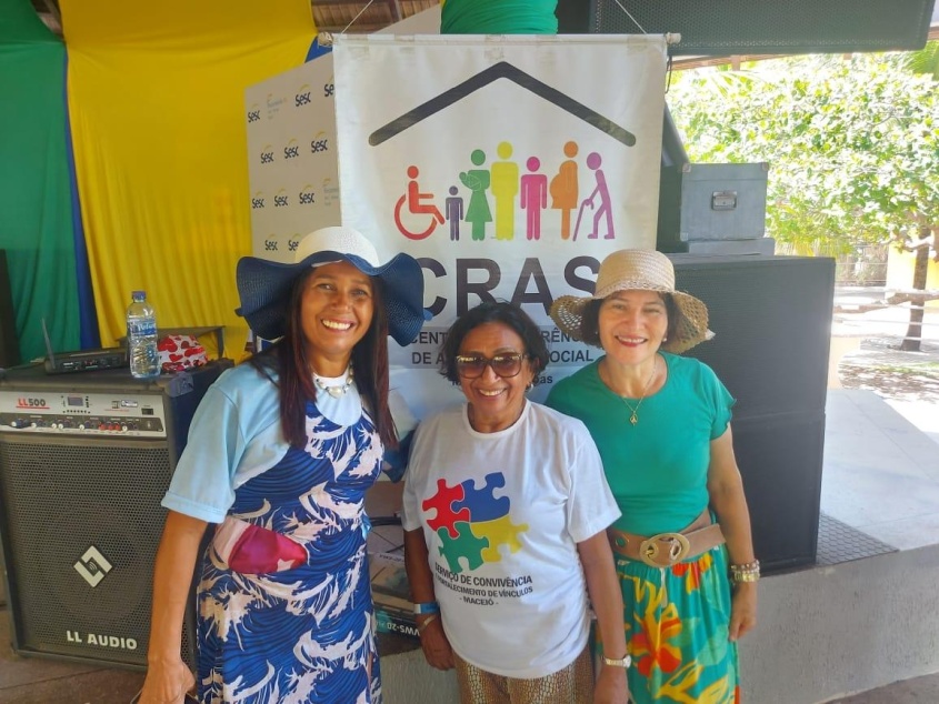 Coordenadora do Cras de Satuba, Jane Gleyde, a usuária, Maria das Graças e a pedagoga do Cras Área Lagunar, Ana Cristina. Foto: Luiz Felipe Pimentel (estagiário)/Ascom Semas