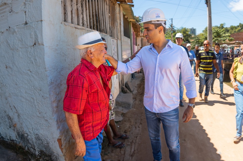 Prefeito JHC conferiu o desenvolvimento das obras e dialogou com moradores. Foto: Itawi Albuquerque / Secom Maceió