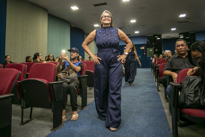 Formandas do curso de Costureiro Sob Medida realizaram um desfile de moda com roupas produzidas nas aulas. Foto: Allan César/ Secom Maceió