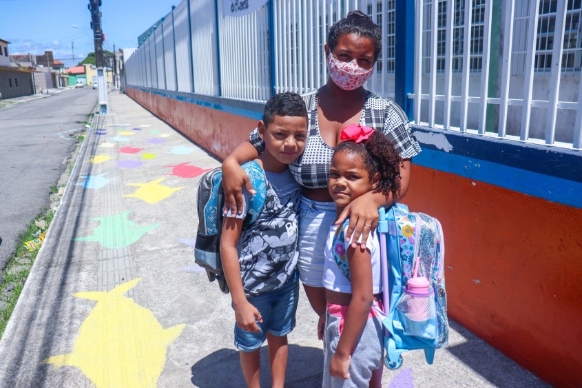 Jessiara e seus filhos. Foto: Pedro Farias (estagiário)/Ascom Semed