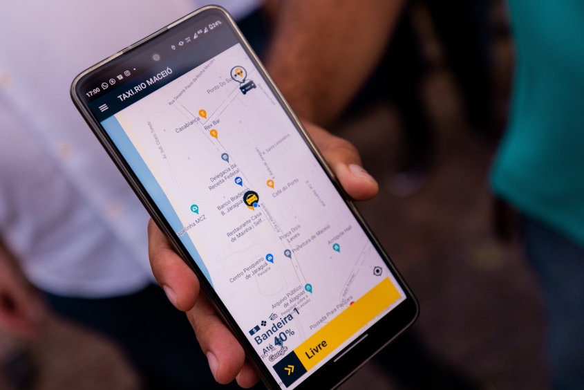 Uso de aplicativos para solicitar taxis e outros carros é uma opção interessante e confortável para chegar aos polos juninos do Massayó: Sol... Mar... Forró. Foto: Edvan Ferreira / Secom Maceió
