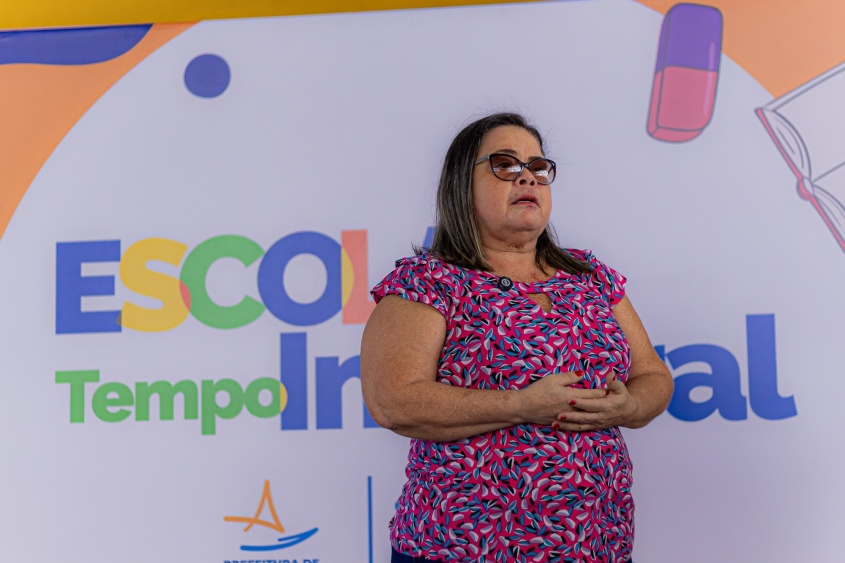 Alessandra Viana de Oliveira é diretora da Escola Municipal Arnon Melo. Foto: Carol Cordeiro/ Ascom Semed